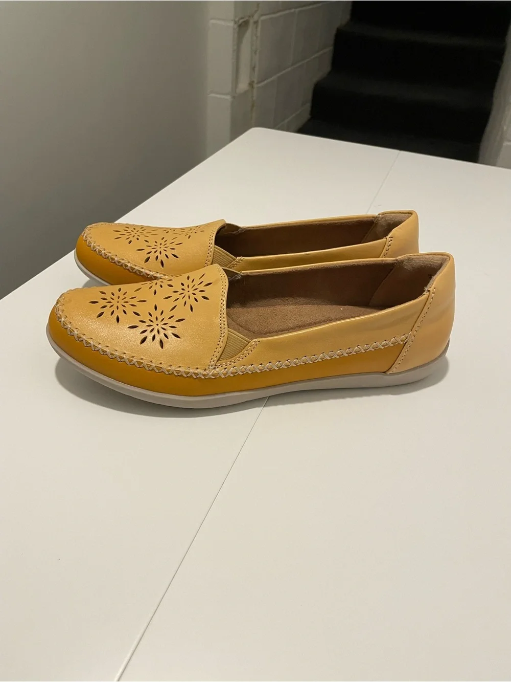 Earth Origins Brand Women's 10 Leather Whipstitch Slip-Ons Freya Sand Yellow - Picture 1 of 6